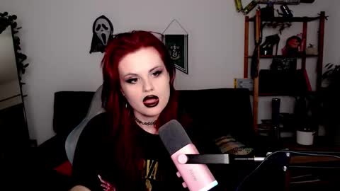 dellacrush_ online show from November 10, 2025, 6:40 pm