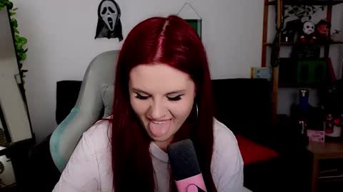 dellacrush_ online show from November 19, 2025, 5:57 pm