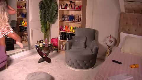 Ela online show from December 1, 2025, 10:26 pm