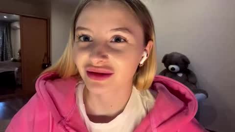 Snapshot of deonnagarn chatting on October 14, 2025, 2:40 pm Vi Victoria online show from October 14, 2025, 2:40 pm