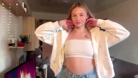 Snapshot of deonnagarn chatting on November 23, 2025, 12:16 pm Vi Victoria online show from November 23, 2025, 12:16 pm