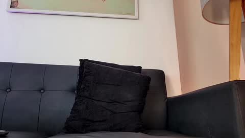 Derek independent model  online show from December 5, 2024, 3:39 pm