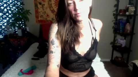 Snapshot of desertluxe87 chatting on December 4, 2025, 7:33 pm desertluxe87 online show from December 4, 2025, 7:33 pm