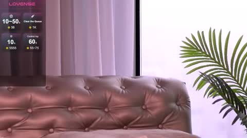 Mia online show from November 21, 2025, 6:01 am