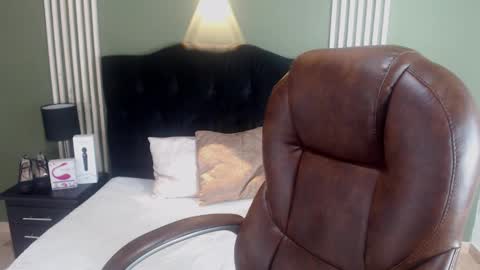 Snapshot of desiring__angel chatting on December 24, 2024, 3:27 am Desiring Angel online show from December 24, 2024, 3:27 am