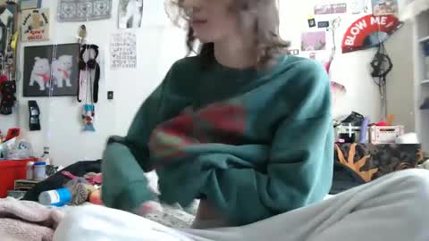 Snapshot of devilg1rl chatting on January 16, 2025, 10:55 pm poutyangel online show from January 16, 2025, 10:55 pm