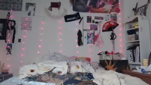 Snapshot of devilg1rl chatting on January 27, 2025, 11:43 am poutyangel online show from January 27, 2025, 11:43 am