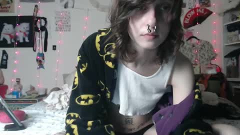 Snapshot of devilg1rl chatting on February 10, 2025, 3:35 am poutyangel online show from February 10, 2025, 3:35 am