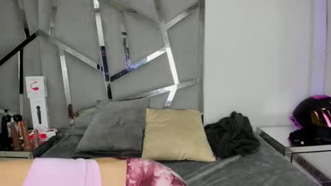 dianarous online show from November 19, 2025, 4:34 am