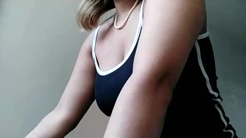 diosadeluniverso_ online show from September 23, 2025, 8:45 pm