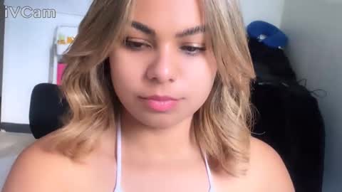 diosadeluniverso_ online show from October 25, 2025, 9:09 pm