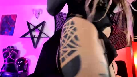 Snapshot of dirtyonix chatting on November 20, 2025, 8:30 pm ONIX online show from November 20, 2025, 8:30 pm