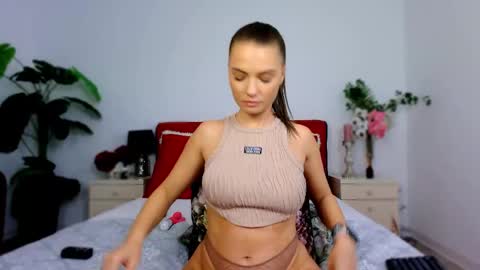 Chloe online show from November 5, 2025, 10:15 am