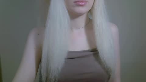 DitaMilton online show from October 30, 2025, 8:42 pm