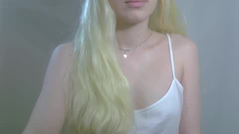 DitaMilton online show from November 26, 2025, 7:04 pm