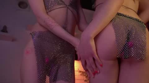 Snapshot of divine_lights chatting on December 21, 2024, 1:04 am Eva and Lucia online show from December 21, 2024, 1:04 am