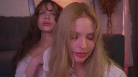 Snapshot of divine_lights chatting on March 5, 2025, 9:48 pm Eva and Lucia online show from March 5, 2025, 9:48 pm