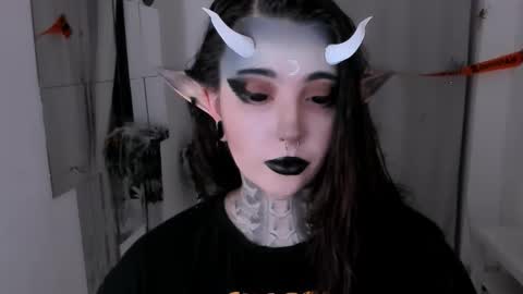 dixipixi_ online show from October 26, 2025, 5:57 am