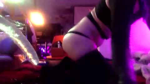 Snapshot of dizzy_dreamer chatting on December 16, 2025, 7:13 am Izzy Knyx online show from December 16, 2025, 7:13 am