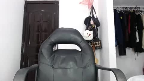 doll_dollys_ online show from January 28, 2025, 8:26 pm