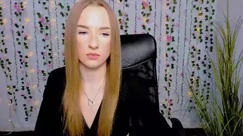 Snapshot of doll_vey chatting on March 7, 2025, 3:39 pm doll_vey online show from March 7, 2025, 3:39 pm