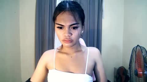 Snapshot of dolly_angel2 chatting on February 24, 2025, 12:05 pm dolly_angel2 online show from February 24, 2025, 12:05 pm