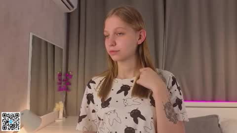 Snapshot of dollyburruss chatting on September 11, 2025, 6:19 pm Emilia online show from September 11, 2025, 6:19 pm