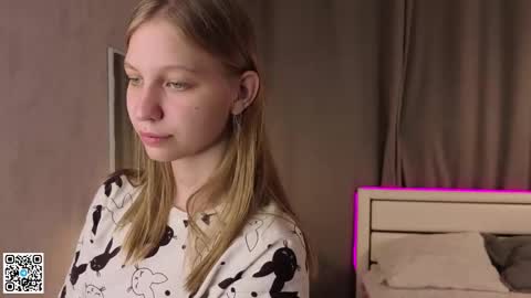 Snapshot of dollyburruss chatting on September 15, 2025, 6:08 pm Emilia online show from September 15, 2025, 6:08 pm