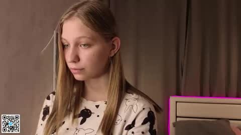 Snapshot of dollyburruss chatting on September 16, 2025, 6:20 pm Emilia online show from September 16, 2025, 6:20 pm