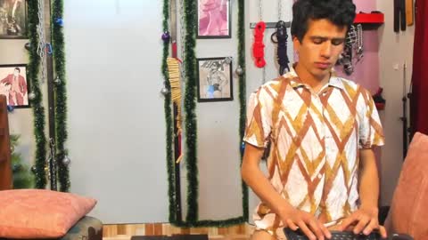 Snapshot of dom2travelers_sm chatting on January 2, 2025, 5:39 pm Diego Castell online show from January 2, 2025, 5:39 pm