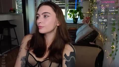 Snapshot of dorfmatratze_ chatting on October 31, 2025, 1:23 pm Alice online show from October 31, 2025, 1:23 pm