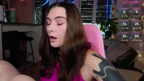 Snapshot of dorfmatratze_ chatting on November 12, 2025, 6:36 am Alice online show from November 12, 2025, 6:36 am