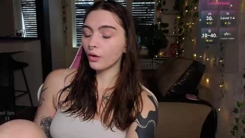 Snapshot of dorfmatratze_ chatting on November 25, 2025, 8:03 am Alice online show from November 25, 2025, 8:03 am