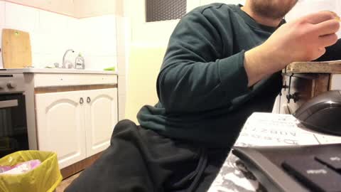 Snapshot of doriancretu95 chatting on January 22, 2025, 9:32 pm menu below online show from January 22, 2025, 9:32 pm