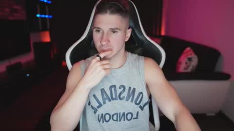 Dorian Reyes online show from November 24, 2025, 10:42 pm