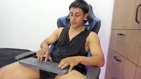 dorman_boy online show from November 5, 2025, 2:11 am