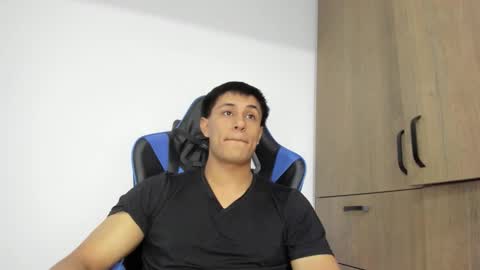 dorman_boy online show from December 2, 2025, 9:10 pm