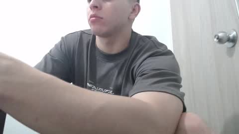 draco_boy2000 online show from November 6, 2025, 9:37 pm