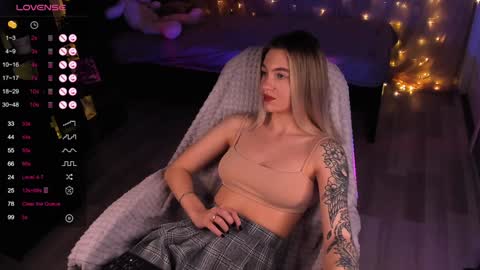 Snapshot of dreamaise chatting on December 3, 2024, 10:18 pm  Mary   pvt open    use pink and blue app lovense online show from December 3, 2024, 10:18 pm