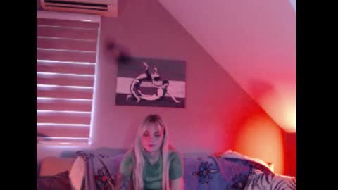 A girl online show from November 8, 2025, 8:25 am