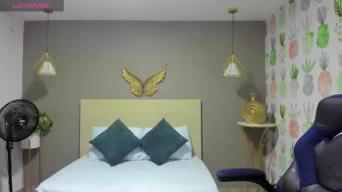Snapshot of dulce_victoriaa_ chatting on February 15, 2025, 12:01 pm V I C T O R I A online show from February 15, 2025, 12:01 pm