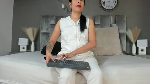 DULCE AURORA online show from January 27, 2025, 2:42 am