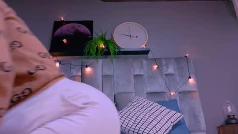 DULCE AURORA online show from October 14, 2025, 2:45 am