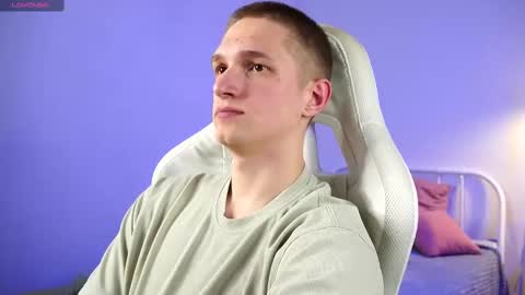 Snapshot of dustyn_fox chatting on March 2, 2025, 6:40 pm Dustyn online show from March 2, 2025, 6:40 pm