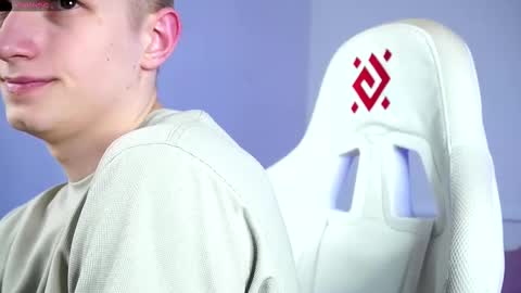 Snapshot of dustyn_fox chatting on March 4, 2025, 3:04 pm Dustyn online show from March 4, 2025, 3:04 pm