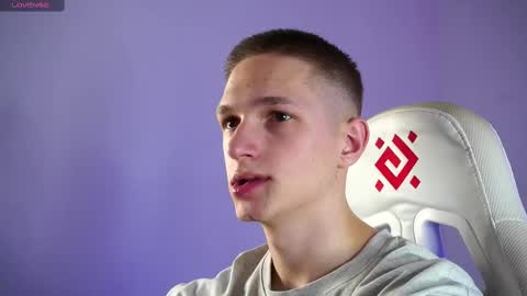 Snapshot of dustyn_fox chatting on March 12, 2025, 6:33 pm Dustyn online show from March 12, 2025, 6:33 pm