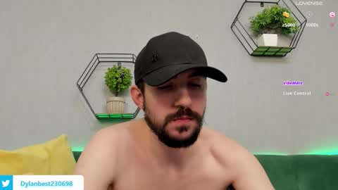 Snapshot of dylan_starxx chatting on November 18, 2025, 12:16 am Dylan online show from November 18, 2025, 12:16 am