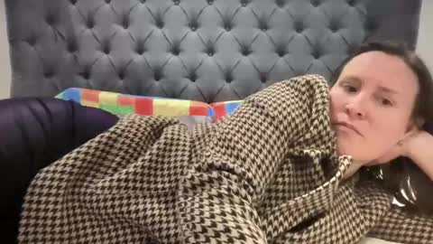 Nadia Ferreira  online show from February 16, 2025, 6:10 pm