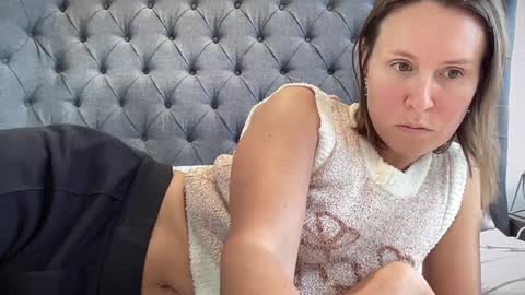 Nadia Ferreira  online show from October 15, 2025, 8:47 am