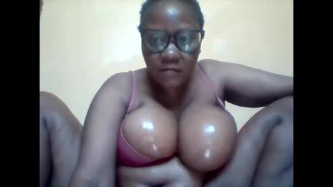 Snapshot of ebonybussy chatting on October 5, 2025, 7:39 am MAMITO online show from October 5, 2025, 7:39 am